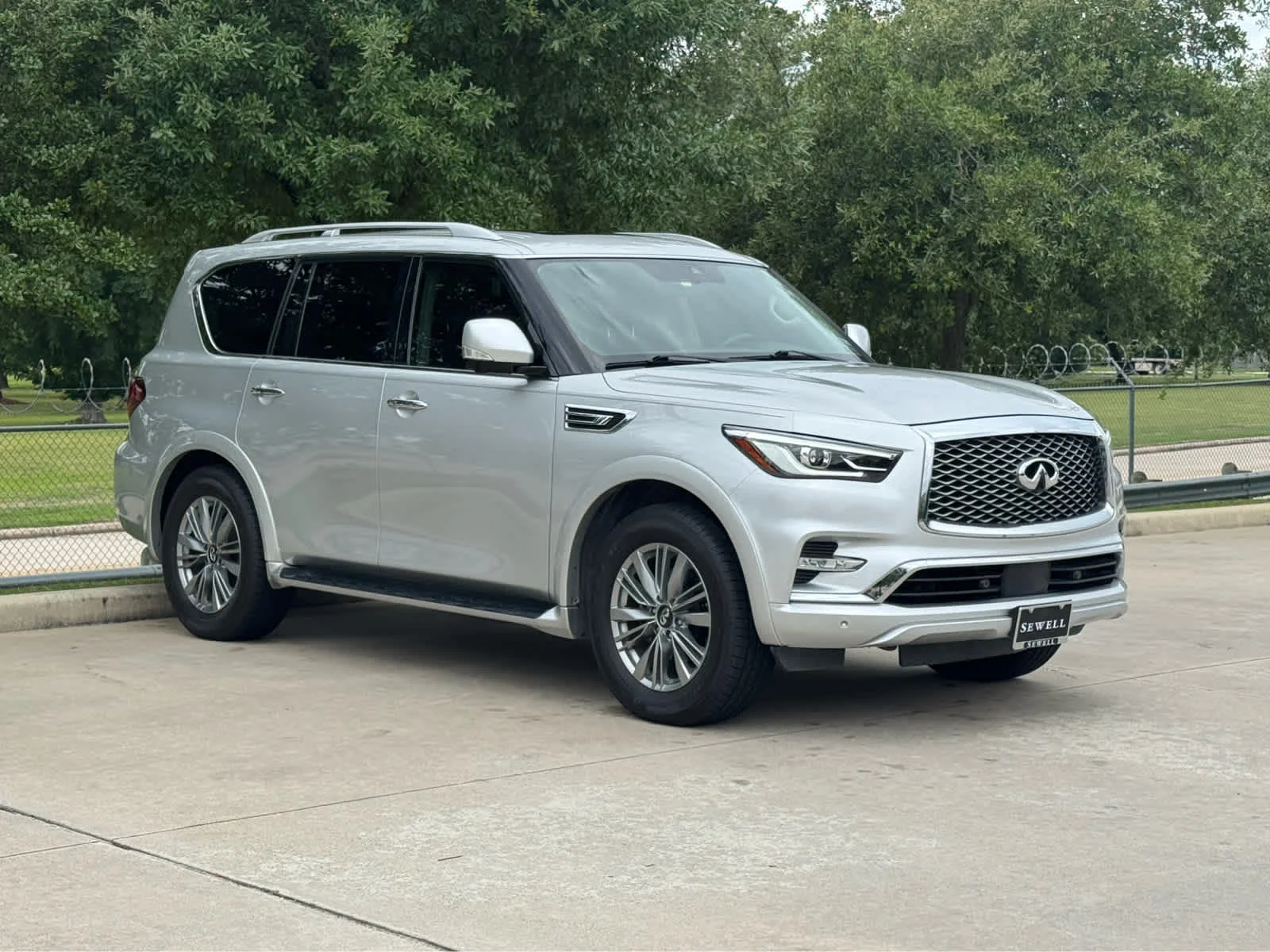 Certified Used 2021 Liquid Platinum INFINITI LUXE image 4
