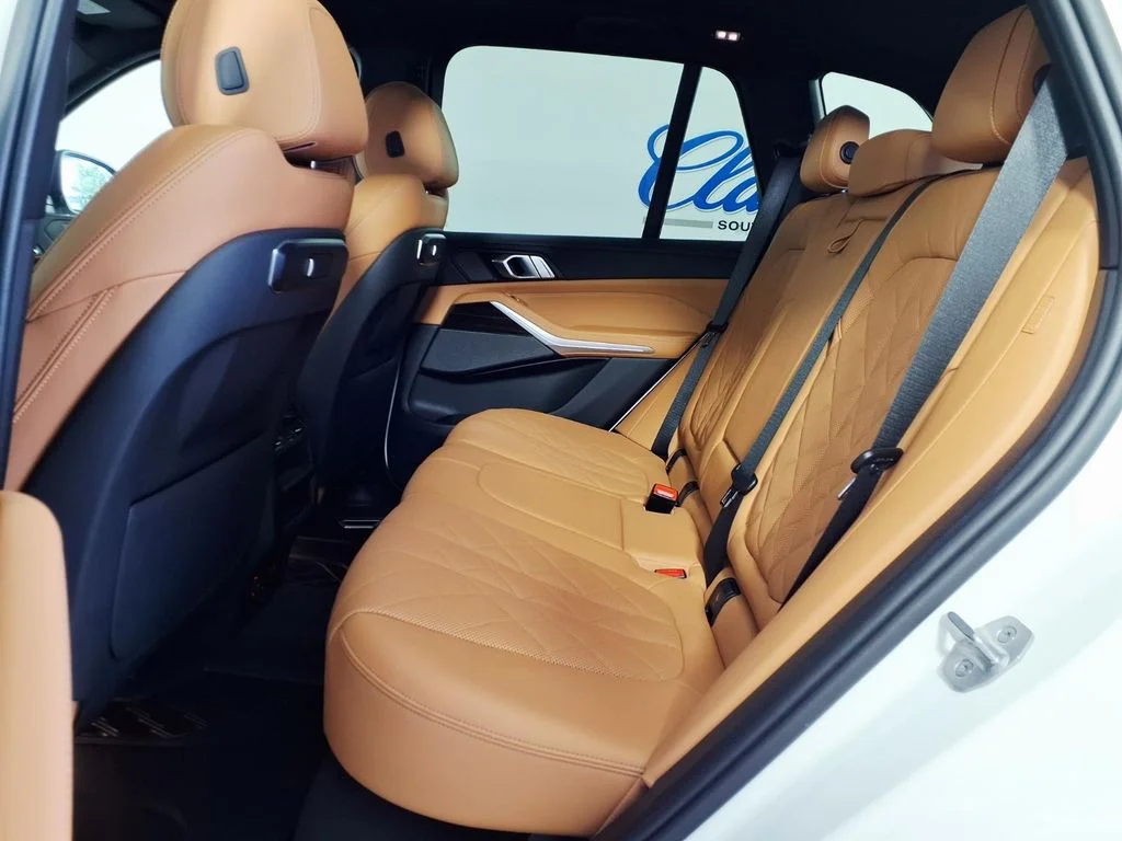 Used 2025 White BMW sDrive40i image 8