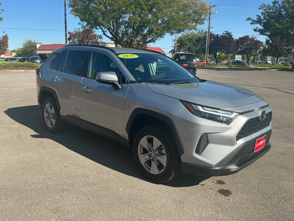 Used 2025 SILVER SKY METALLIC Toyota XLE image 4