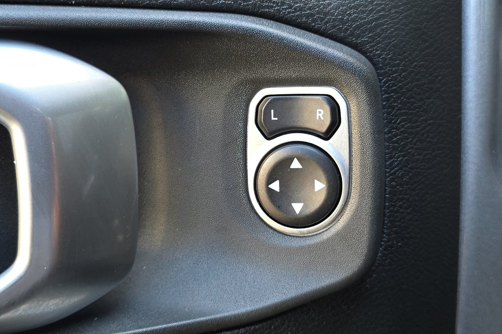 Used 2020 Silver Jeep Sport image 12