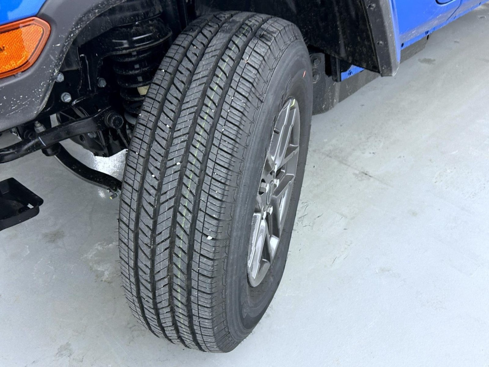 New 2026 Hydro Blue Pearl-Coat Exterior Paint Jeep Sport S image 23