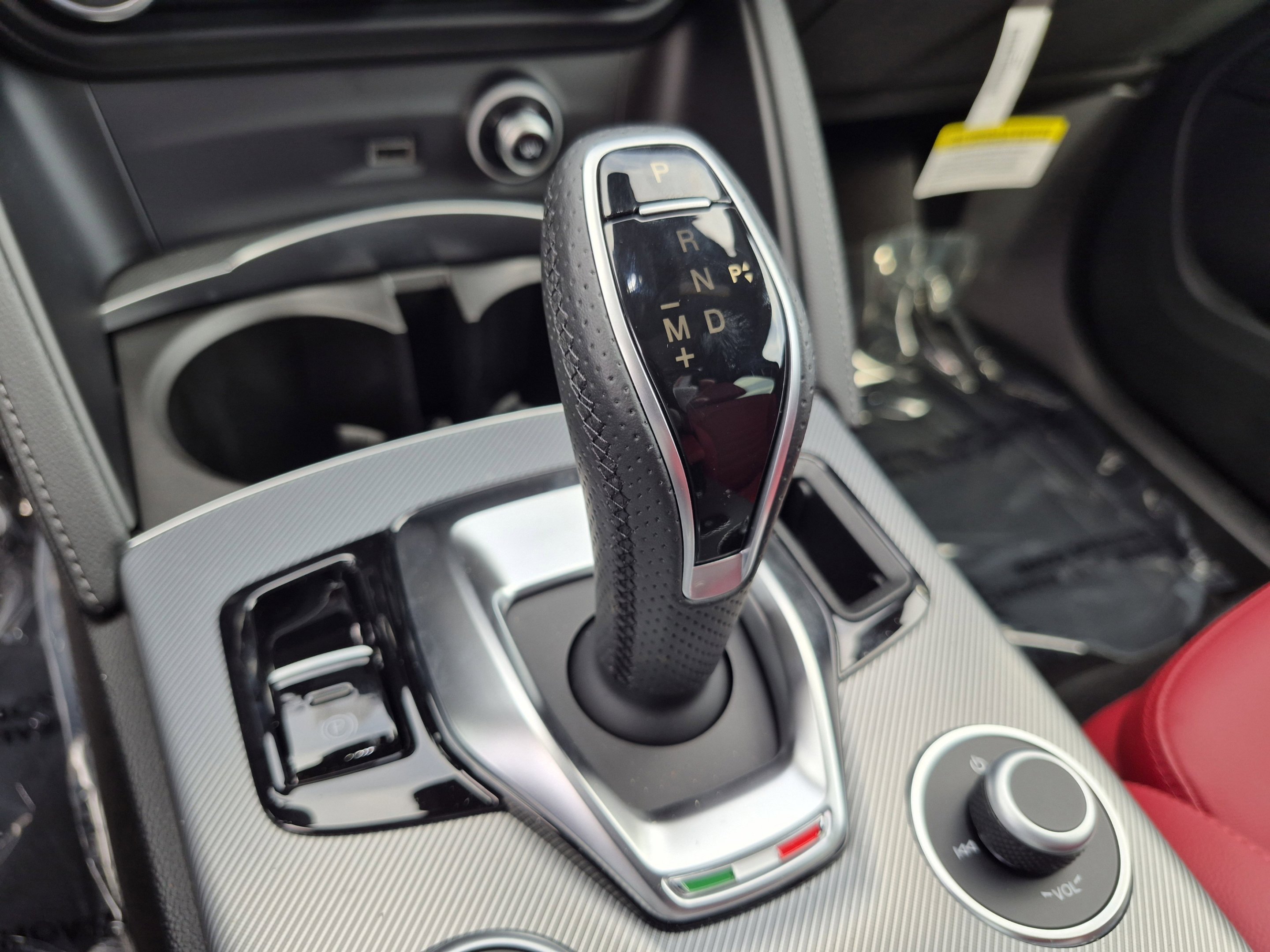 New 2026 Moonlight Gray Metallic Alfa Romeo  image 39