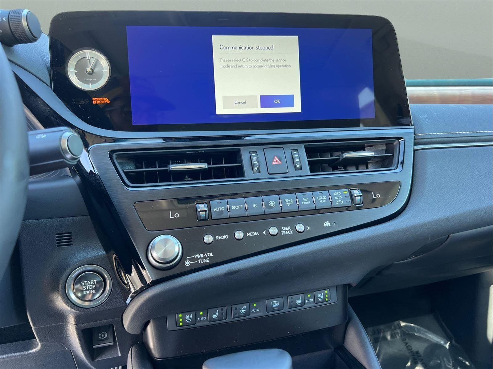 2025 Lexus ES 350 - Photo 22