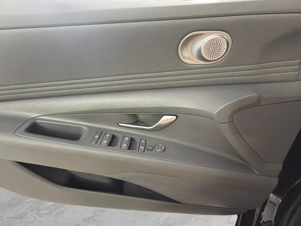 Used 2022 Black Hyundai SEL image 24