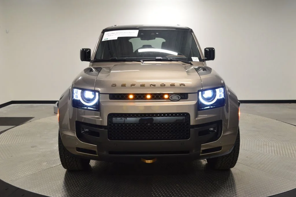 Certified Used 2025 Gondwana Stone Metallic Land Rover V8 image 10