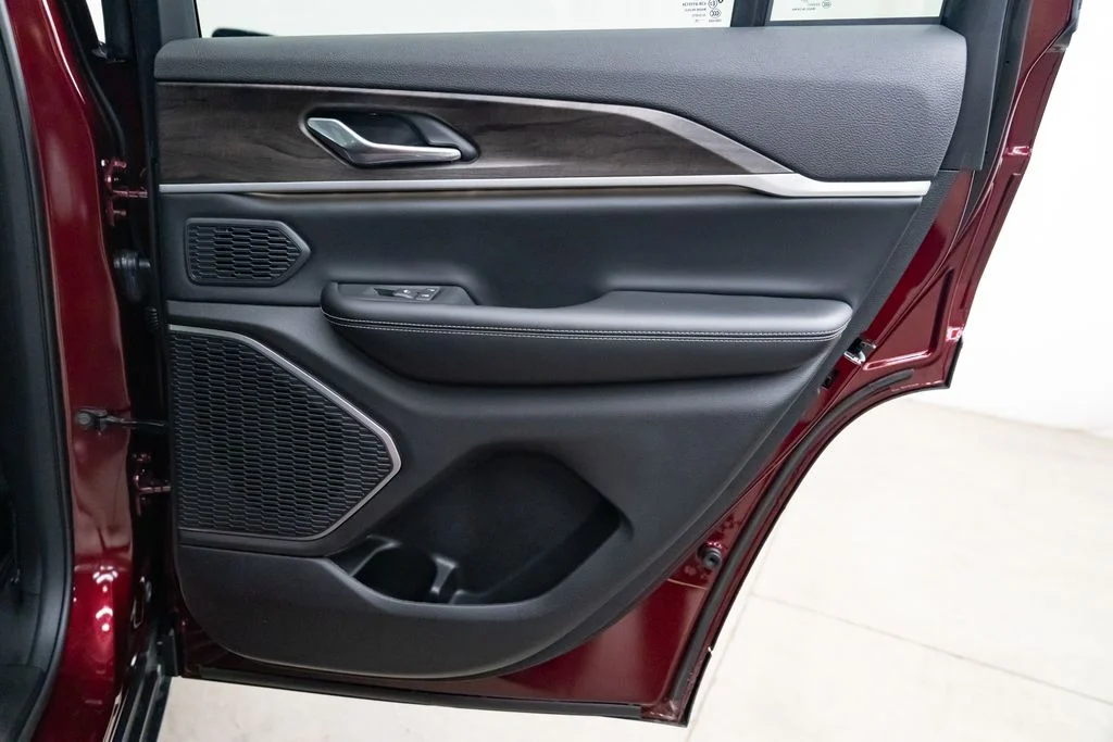 New 2026 Velvet Red Pearl-Coat Exterior Paint Jeep Limited image 31