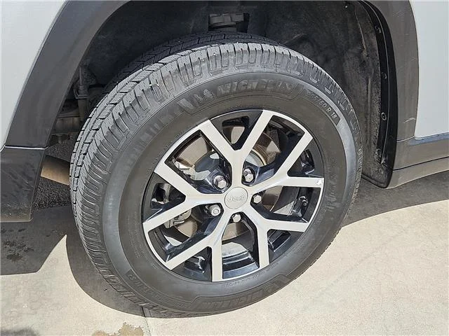 Used 2024 Silver Zynith Jeep Limited 4x4 image 6