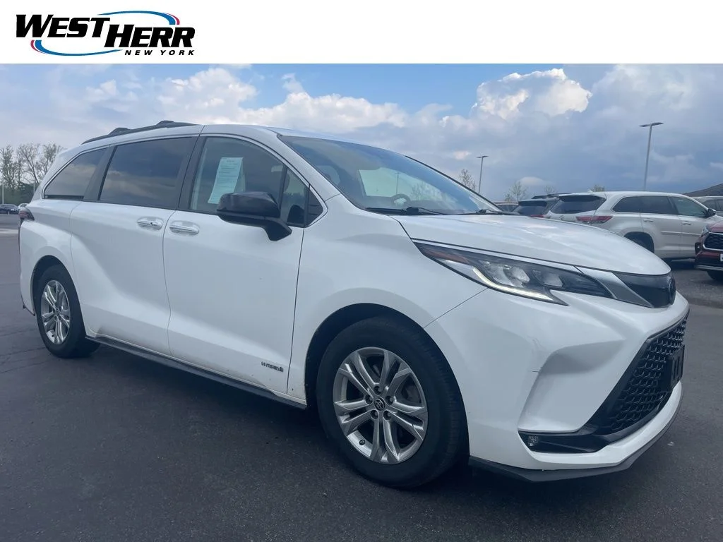 2021 Toyota Sienna XSE 7-Passenger Hybrid AWD's photo