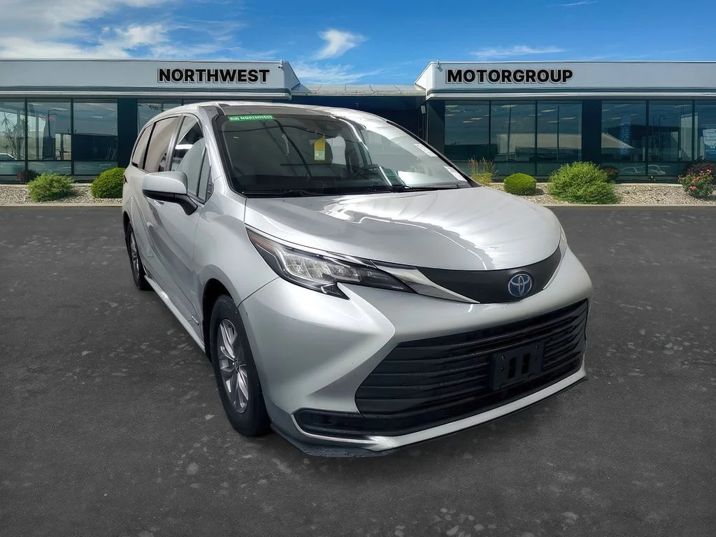 2021 Toyota Sienna LE 8-Passenger Hybrid FWD's photo