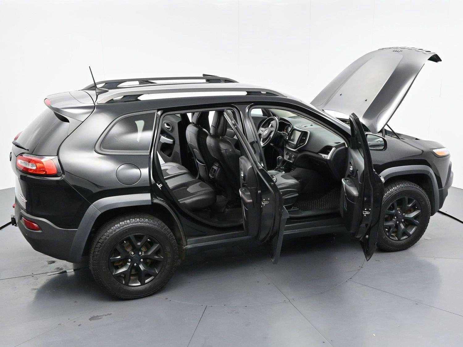 Used 2018 Diamond Black Crystal Pearlcoat Jeep Trailhawk image 36