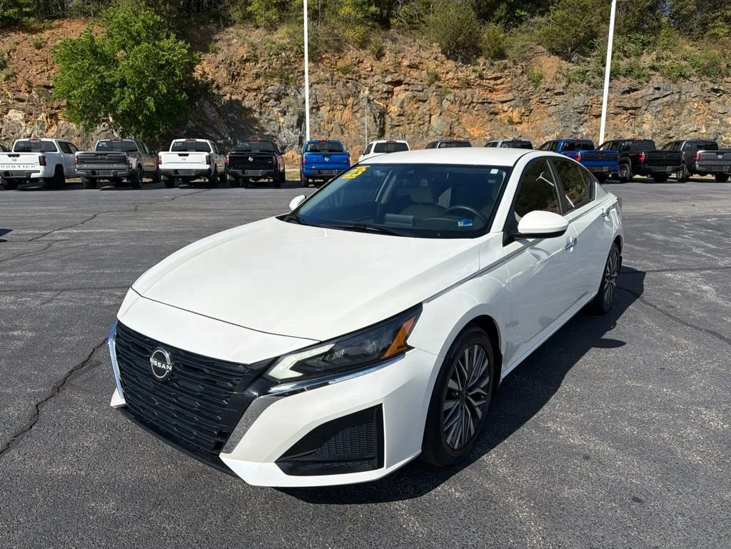 Used 2023 White Nissan 2.5 SV image 3
