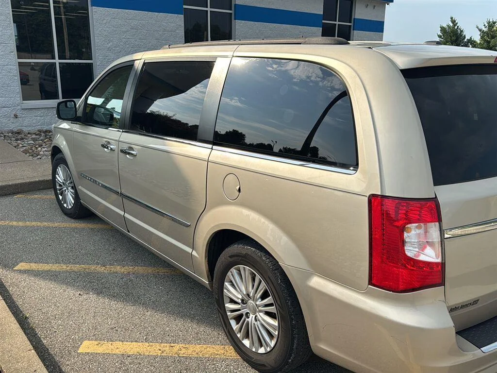 Used 2015 Cashmere/Sandstone Pearlcoat Chrysler Touring-L image 4