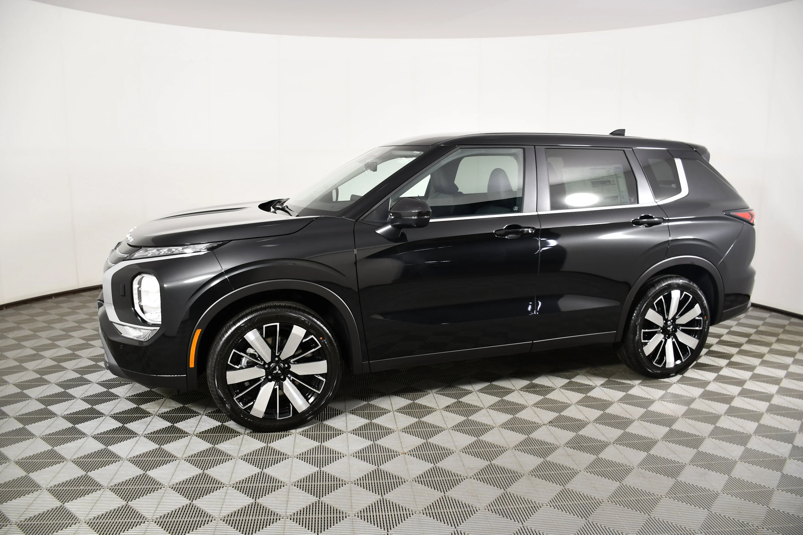 New 2026 Black Diamond Mitsubishi SE image 9