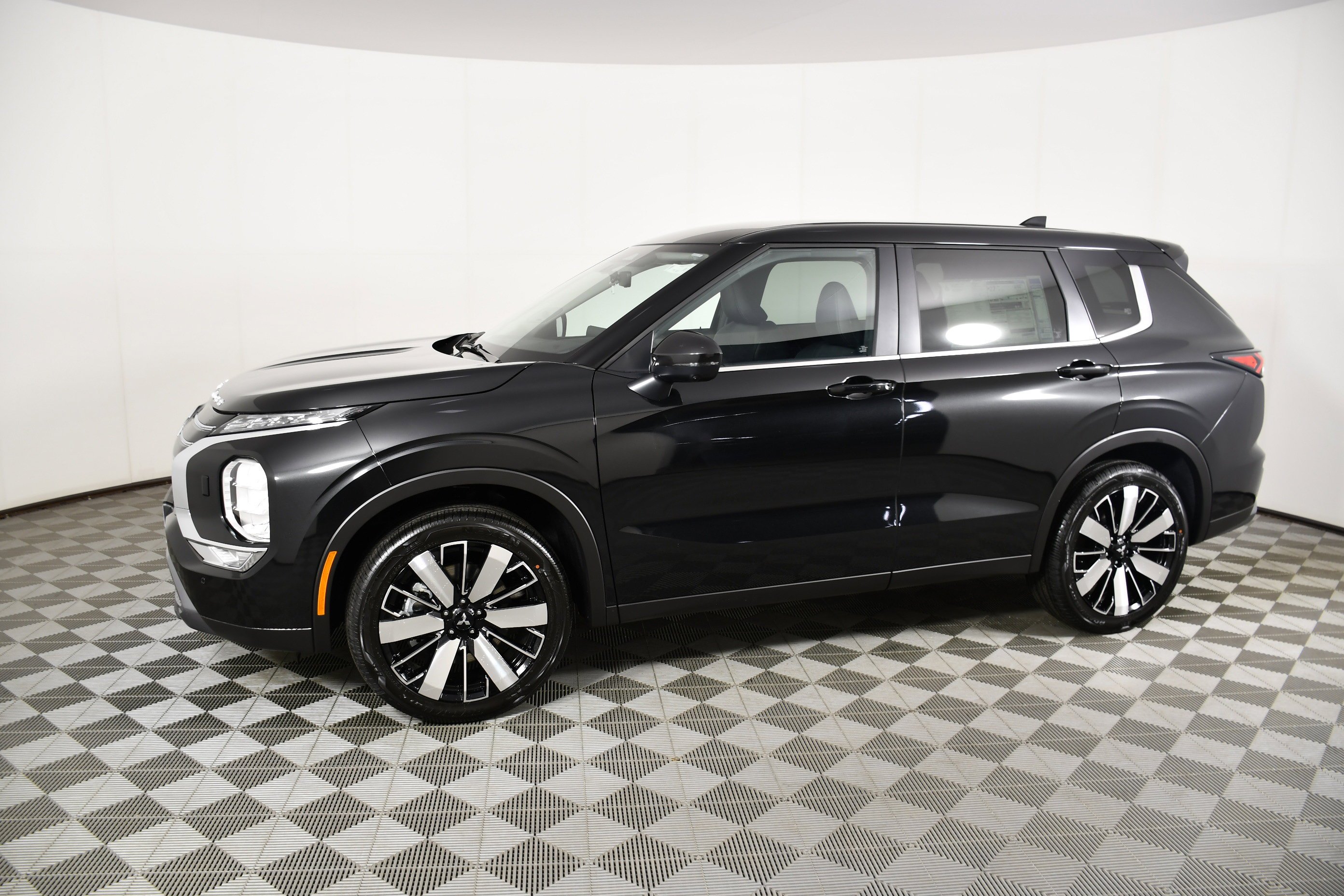 New 2026 Black Diamond Mitsubishi SE image 9