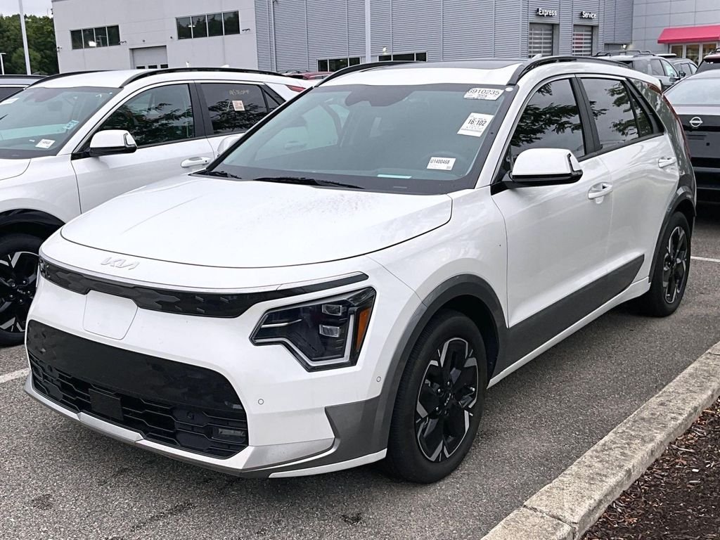 Used 2023 White Kia Wave image 3