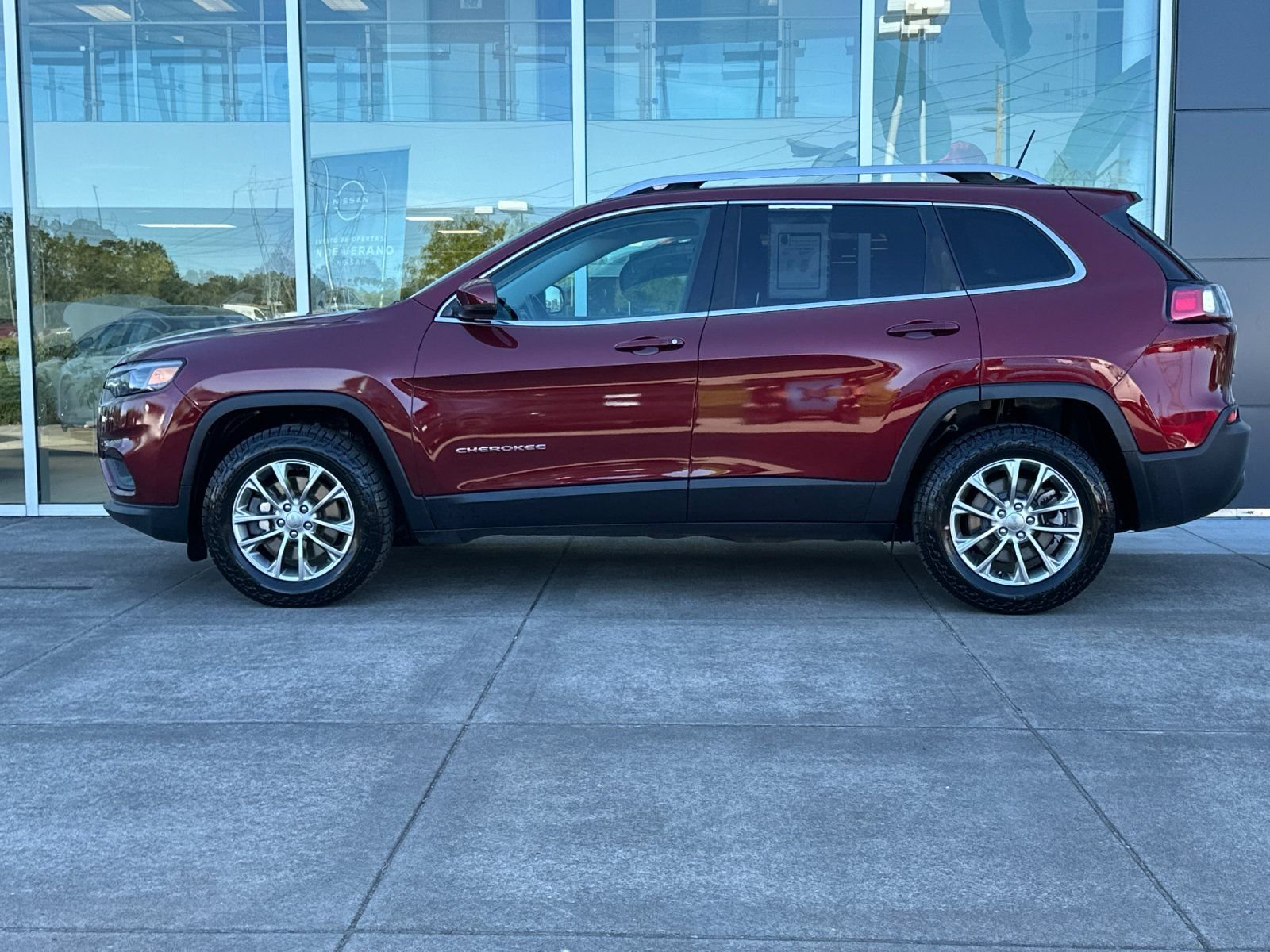 Used 2019 Velvet Red Pearlcoat Jeep Latitude Plus image 5