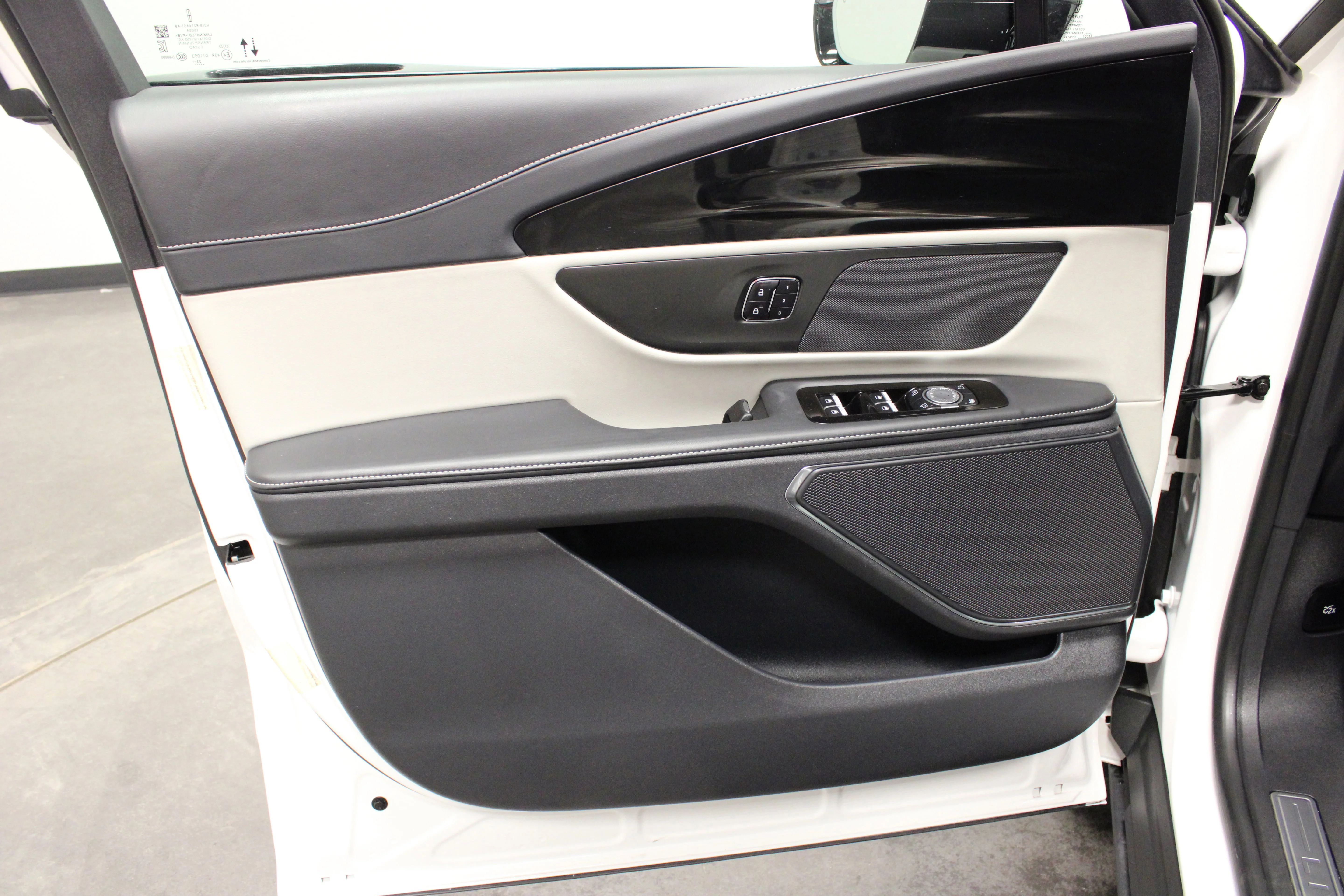 Used 2024 White Platinum Clearcoat Metallic Lincoln Reserve image 17