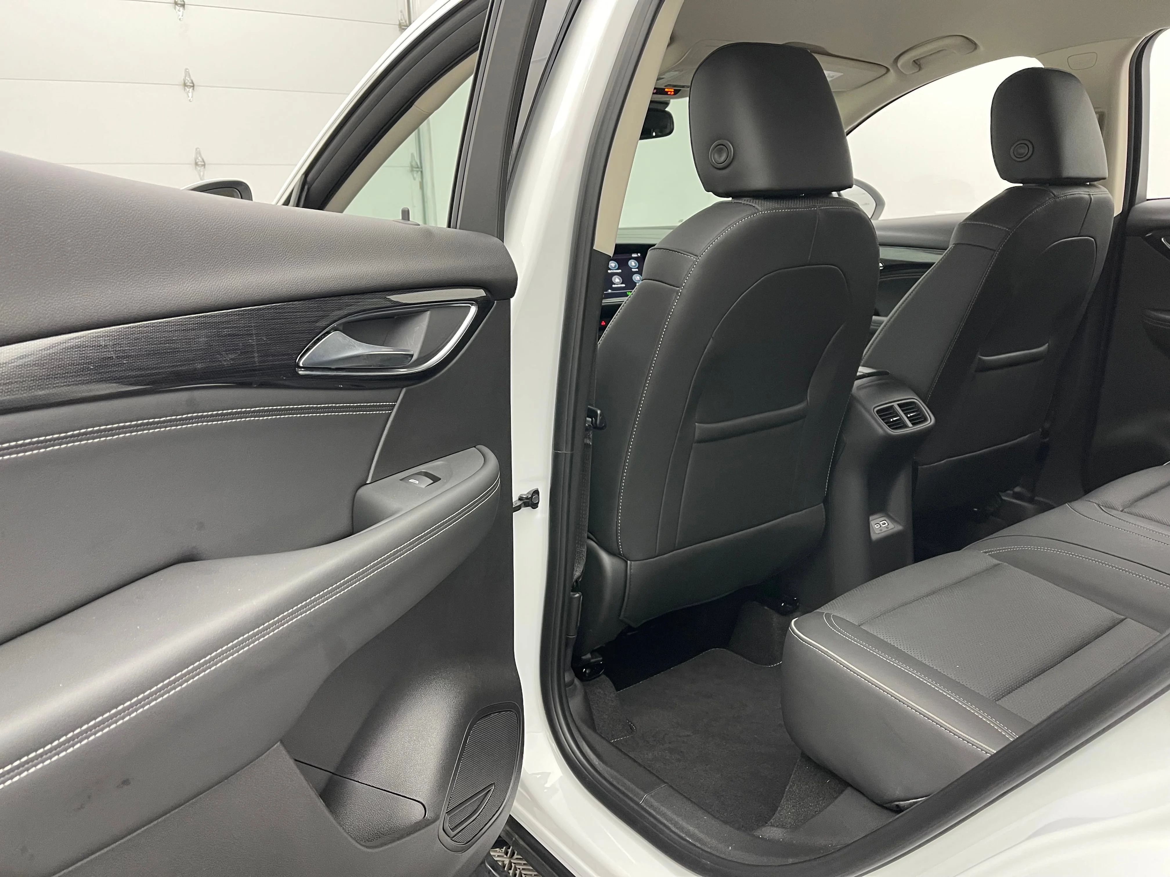 Used 2023 Summit White Buick Essence image 37