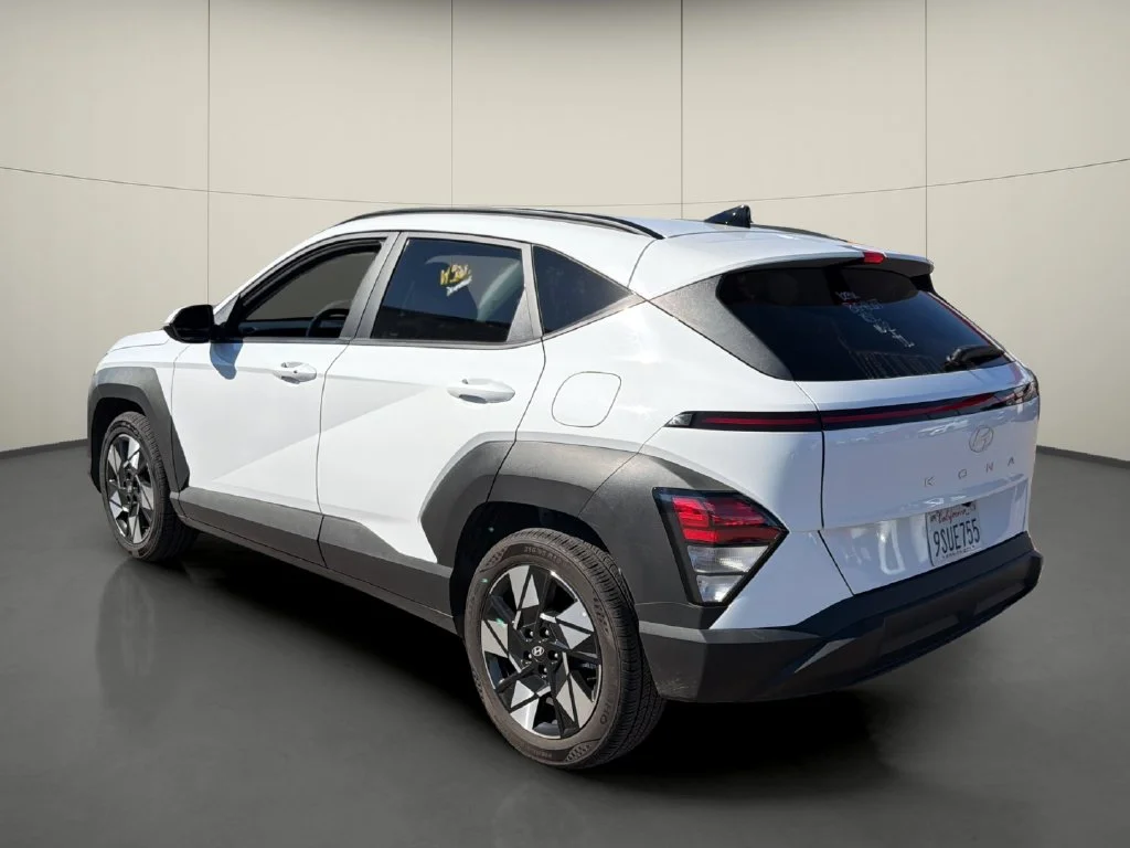 Used 2025 White Hyundai SEL image 5