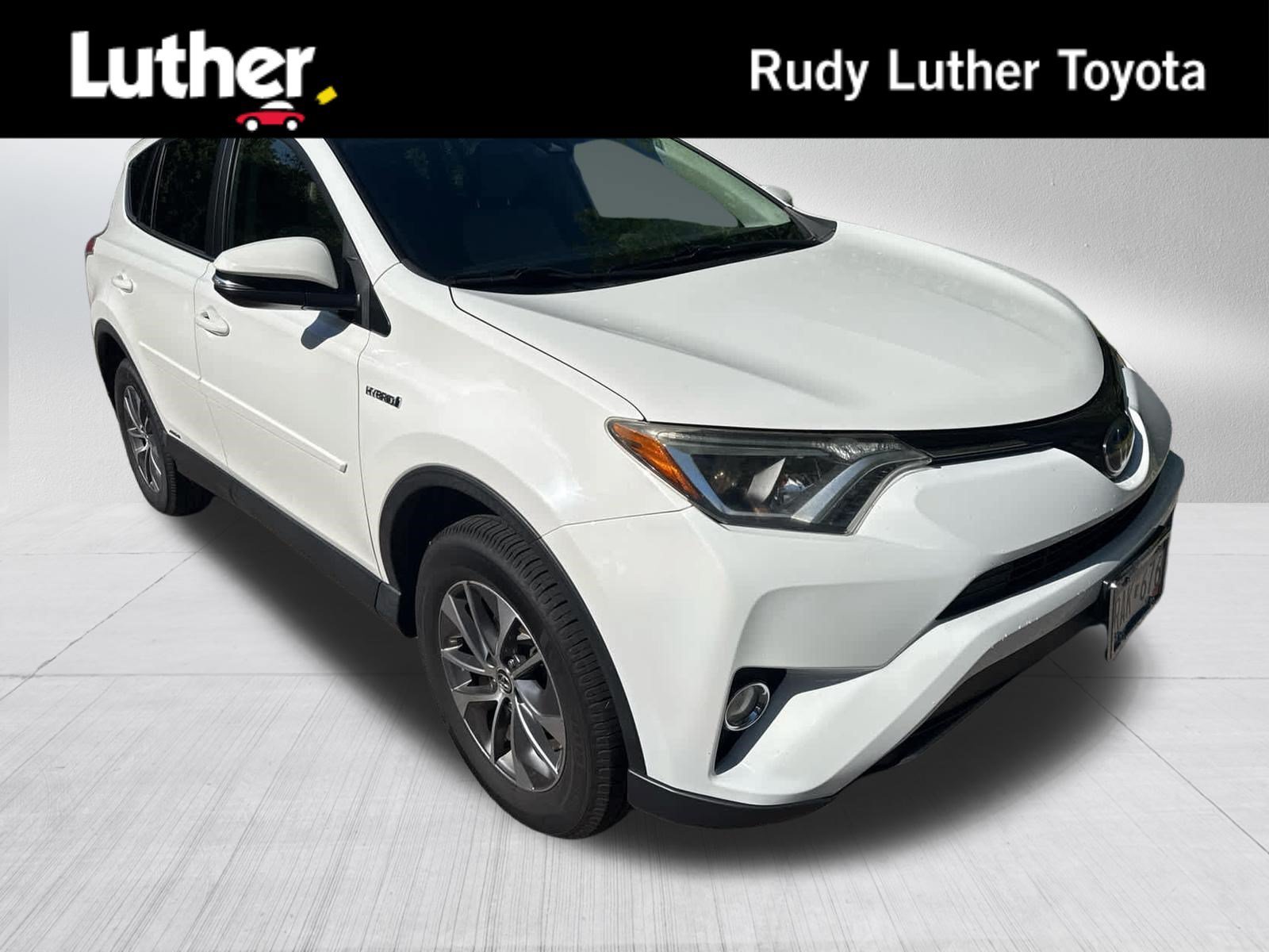 Used 2018 Super White Toyota Hybrid XLE image 1