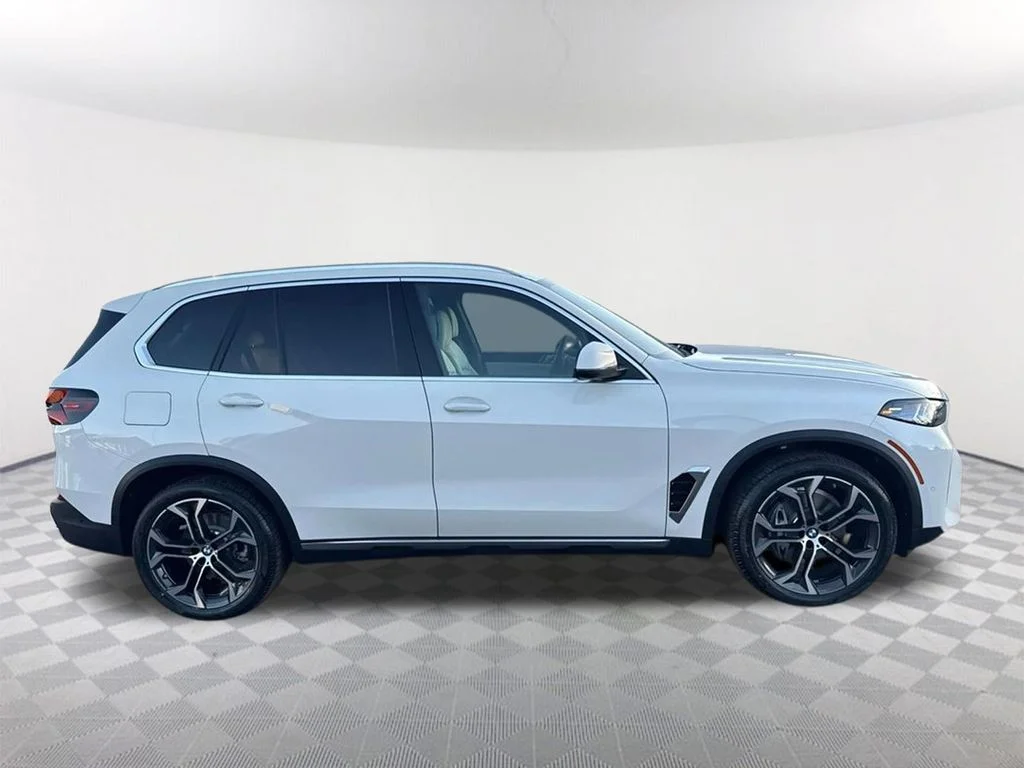New 2026 White BMW sDrive40i image 4