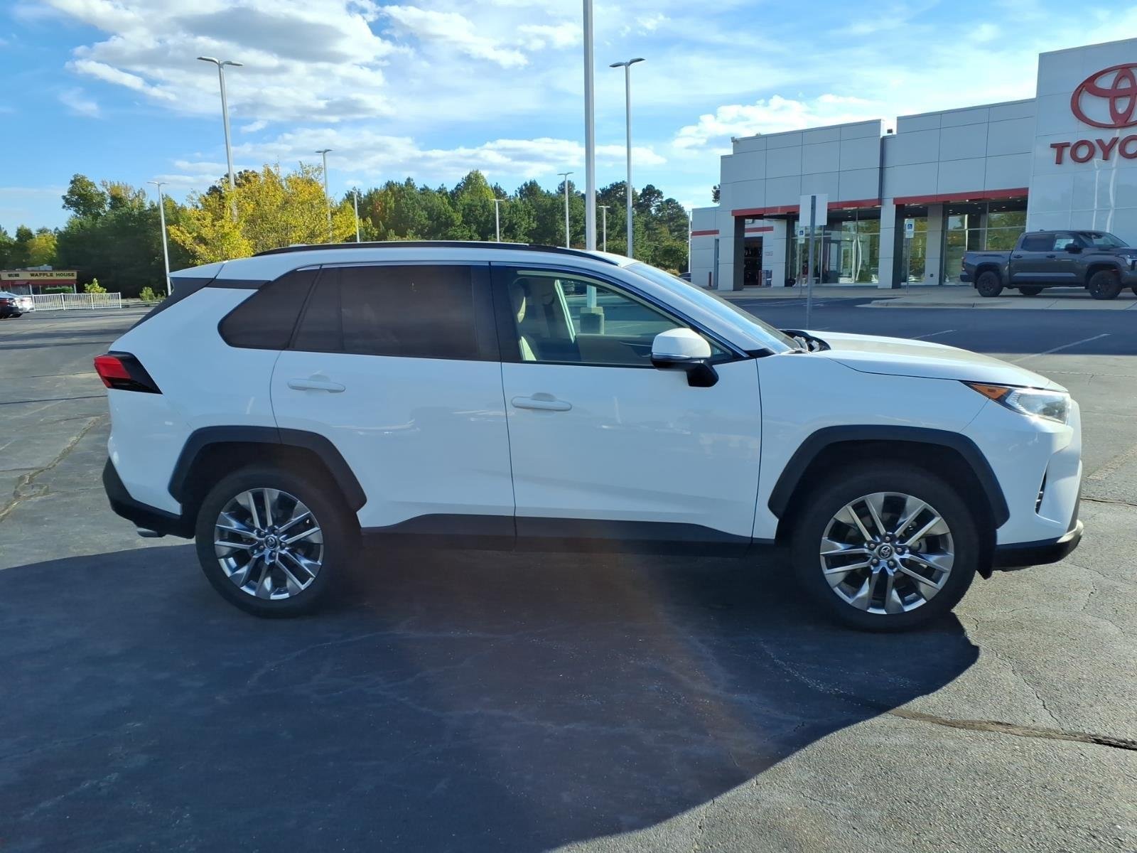 Used 2020 Super White Toyota XLE Premium image 11
