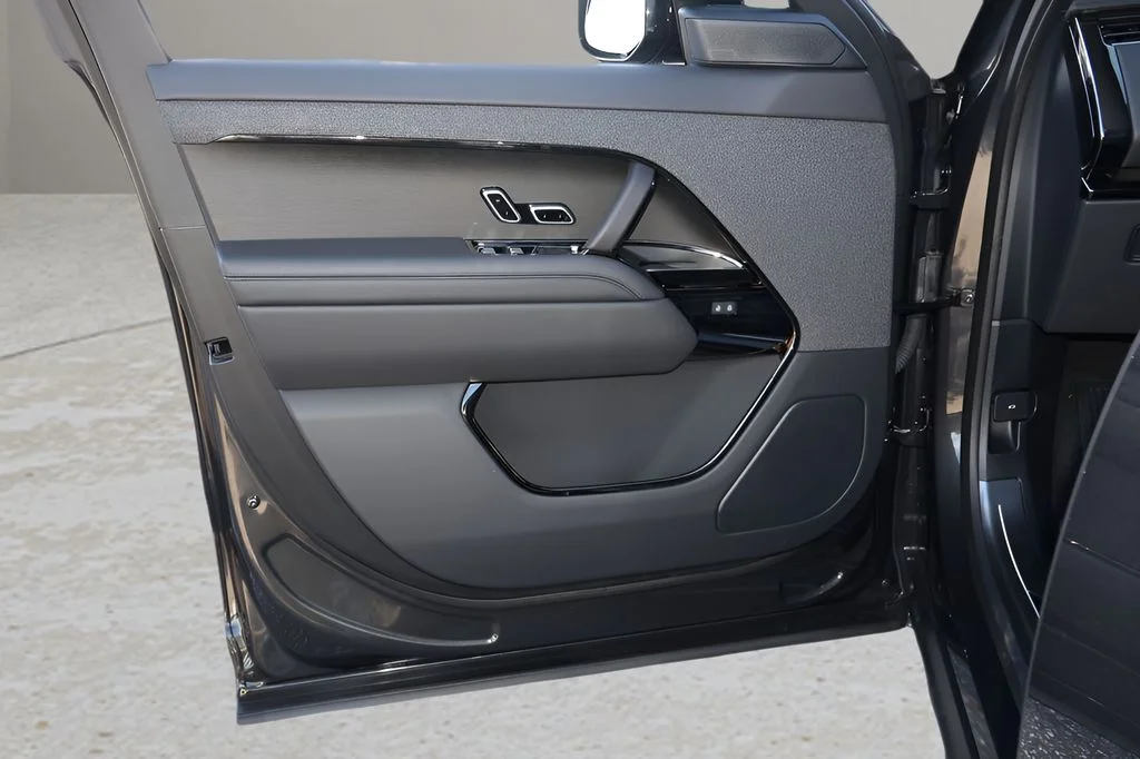 New 2026 Carpathian Grey Land Rover Dynamic SE image 9