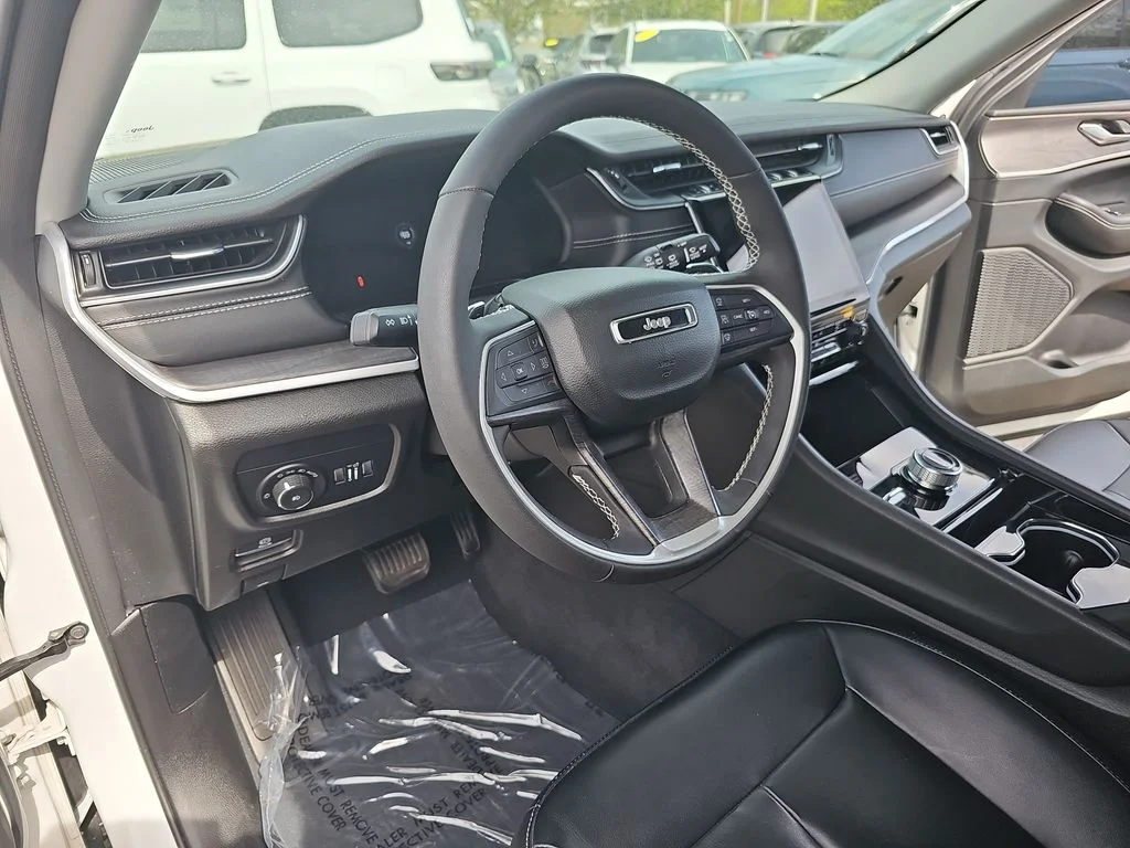 Used 2023 White/off-white Jeep Limited image 16