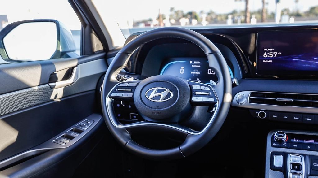 Used 2025 Silver Hyundai SEL image 18