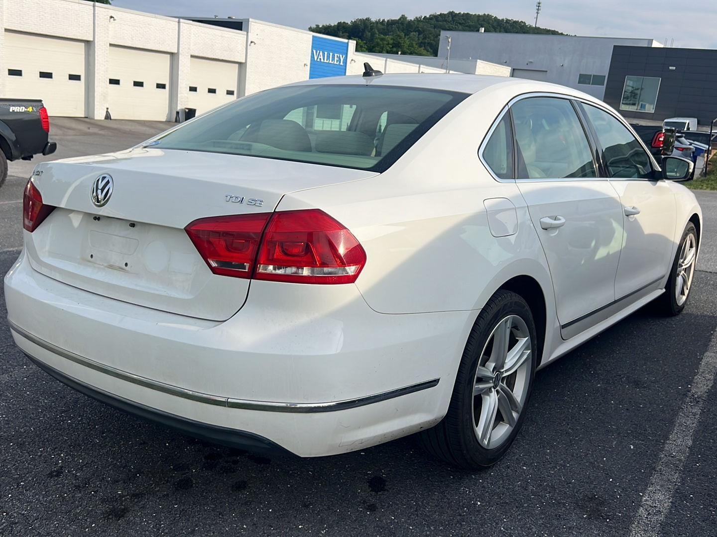 Used 2013 Candy White Volkswagen TDI SE w/Sunroof & Nav image 5
