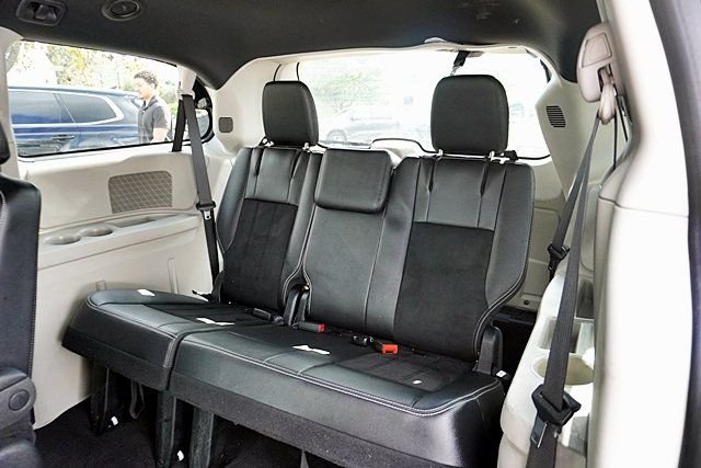 Used 2018 White Dodge SXT image 17