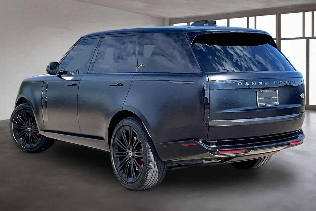Used 2023  Land Rover SE image 12