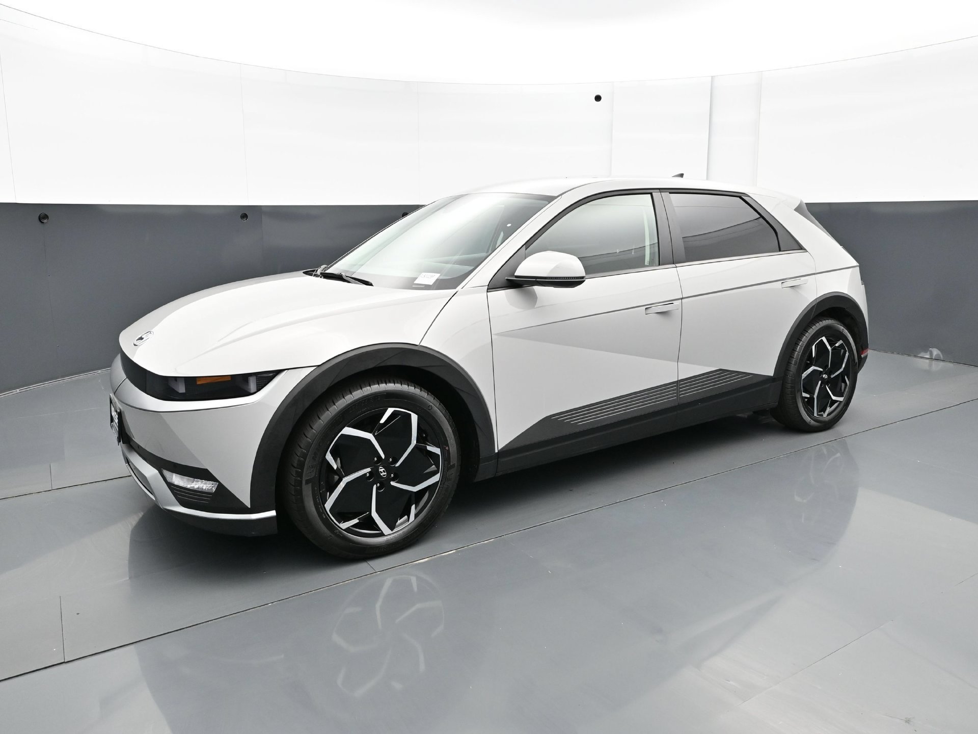 Used 2024 Cyber Gray Hyundai SEL AWD image 2