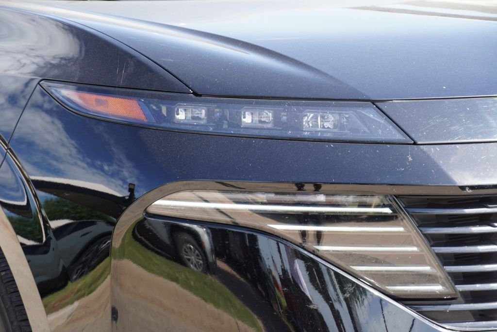Used 2025 Black Nissan Platinum image 5