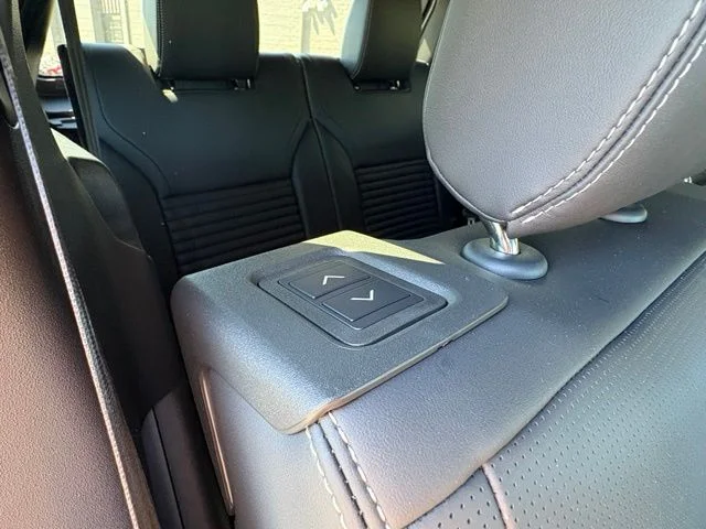 New 2026 Santorini Black Land Rover Dynamic SE image 42