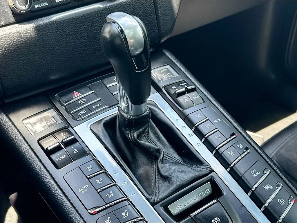 Used 2018  Porsche  image 17