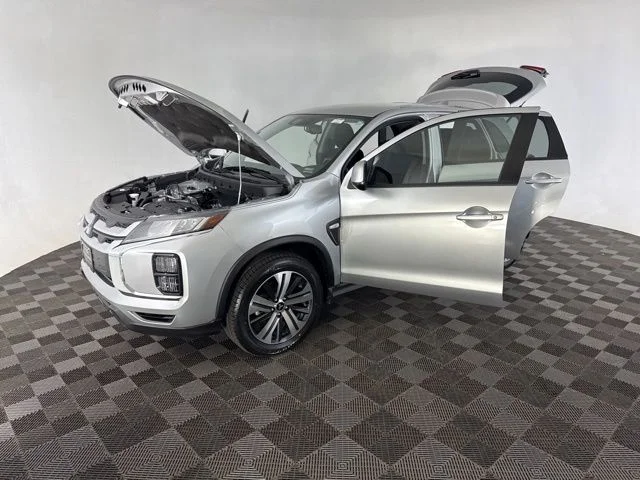Used 2023  Mitsubishi 2.0 SE image 10