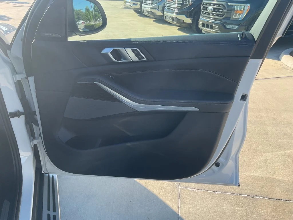 Used 2026 White BMW sDrive40i image 17