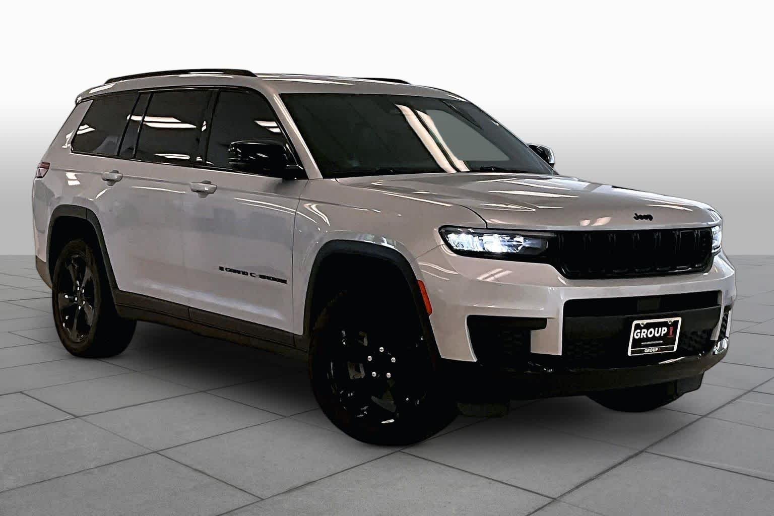 Used 2023 Silver Zynith Jeep Laredo image 2