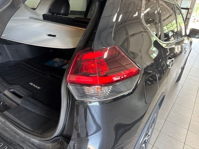 Used 2019 Black Nissan SL image 8