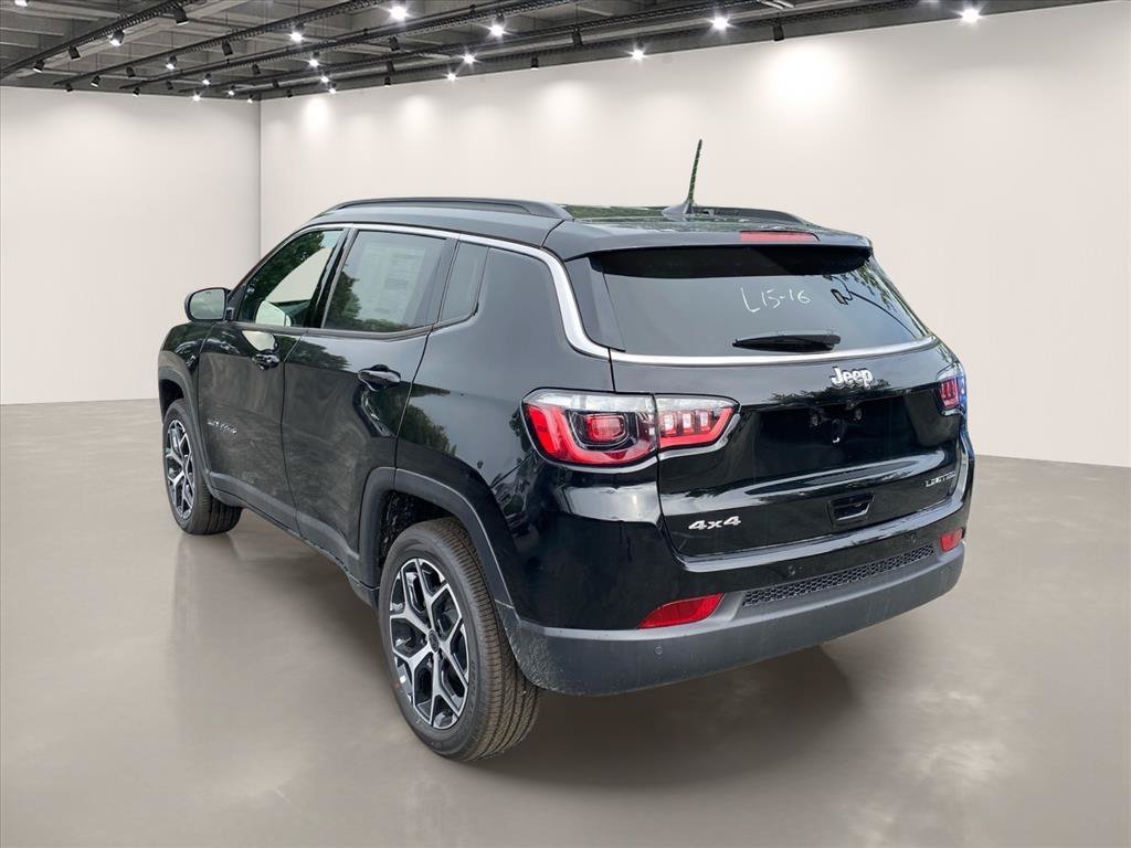 New 2026 Diamond Black Crystal Pearl-Coat Exterior Paint Jeep Limited image 3