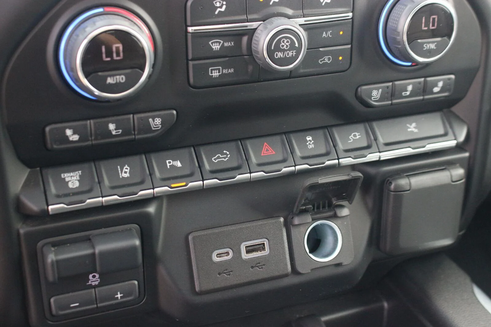 Used 2023 IRIDESCENT PEARL TRICOAT Chevrolet High Country image 29