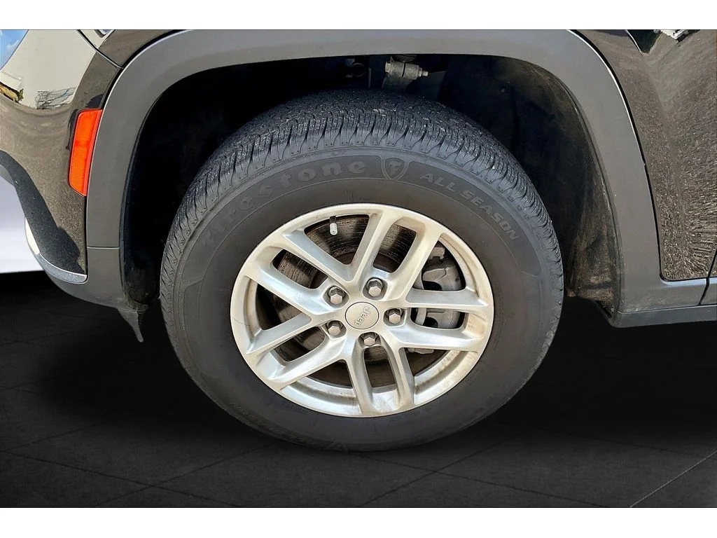 Used 2023 Gray Jeep Laredo image 7