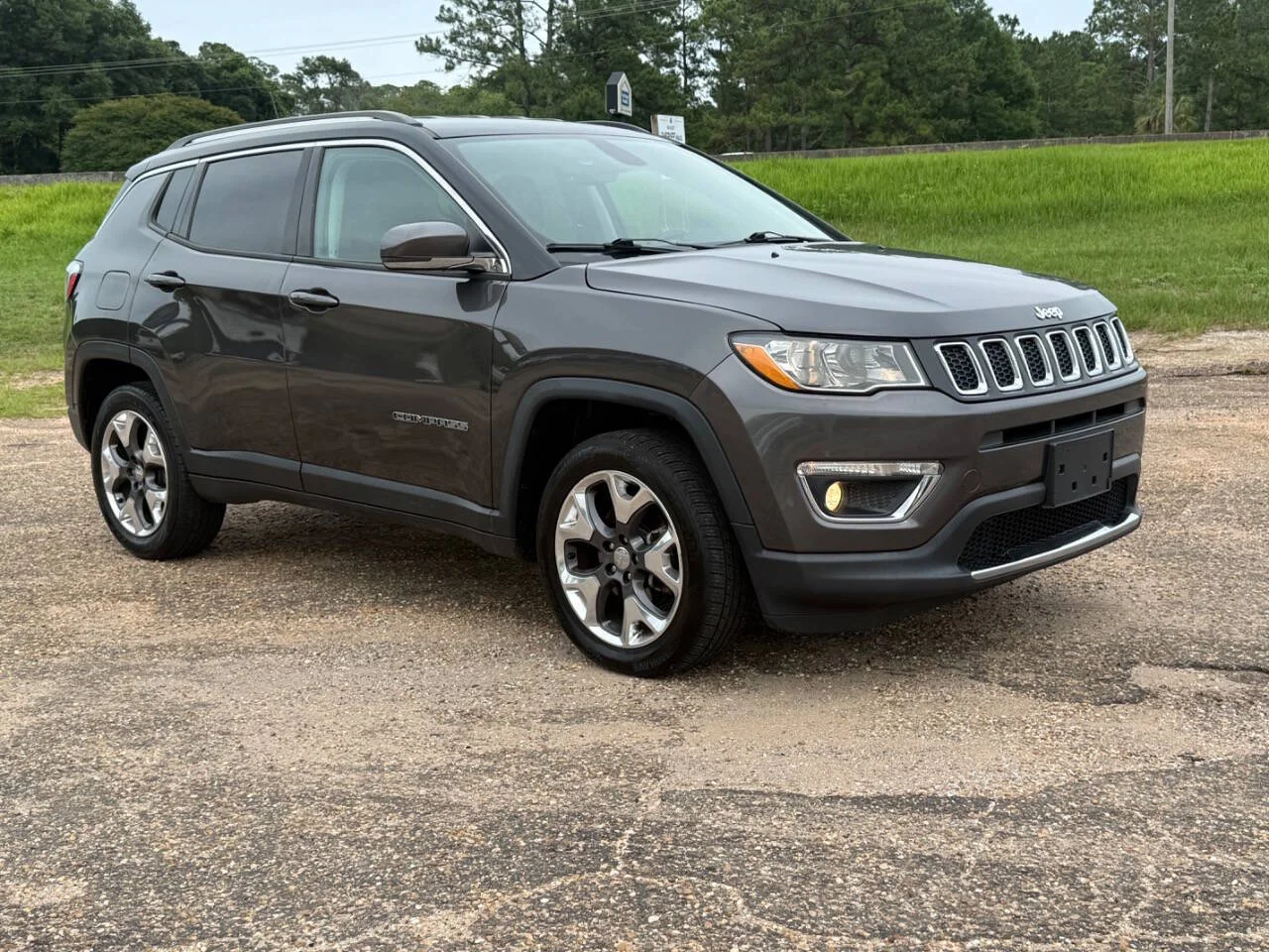 Used 2019 Charcoal Jeep Limited 4x4 4dr SUV image 7
