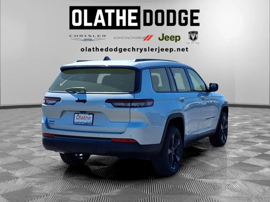 New 2026 Silver Zynith Exterior Paint Jeep Limited image 28