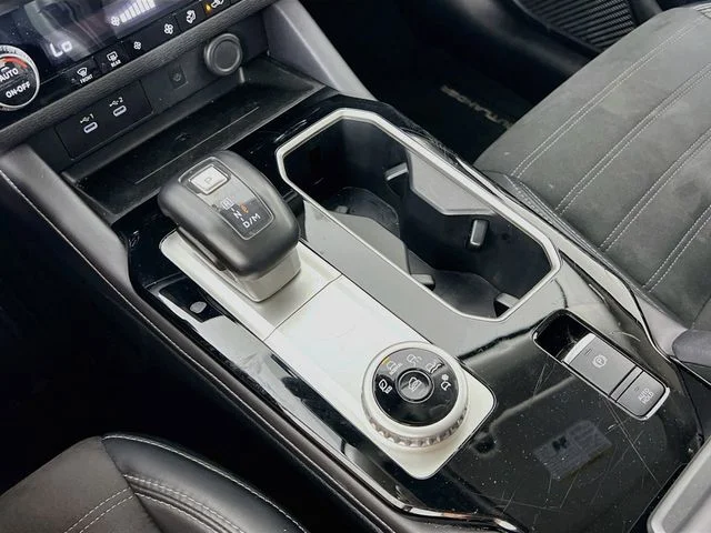 Used 2025 Silver Mitsubishi SE image 23