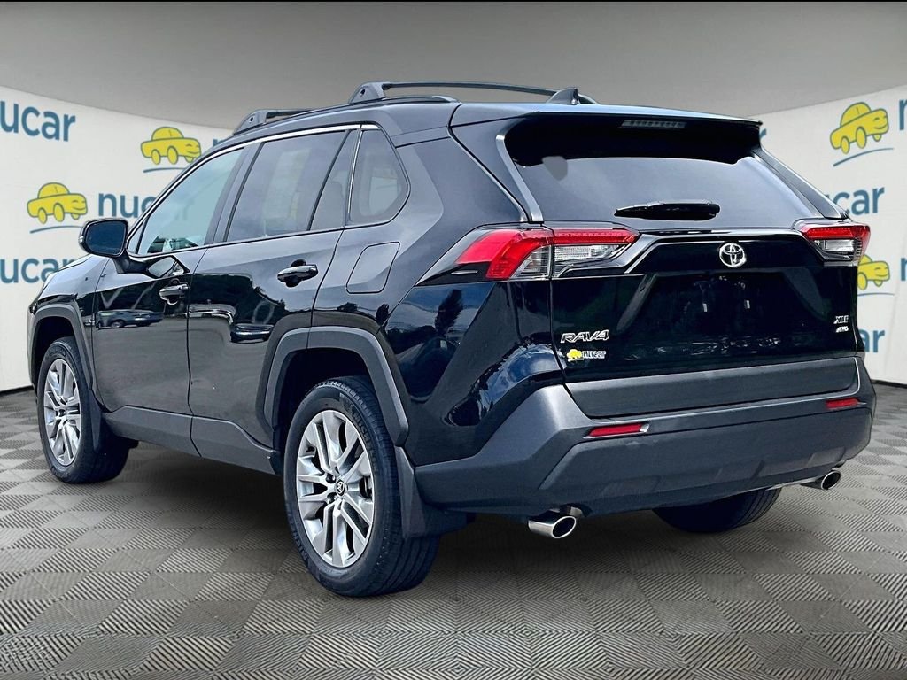 Used 2022 Black Toyota XLE Premium image 4