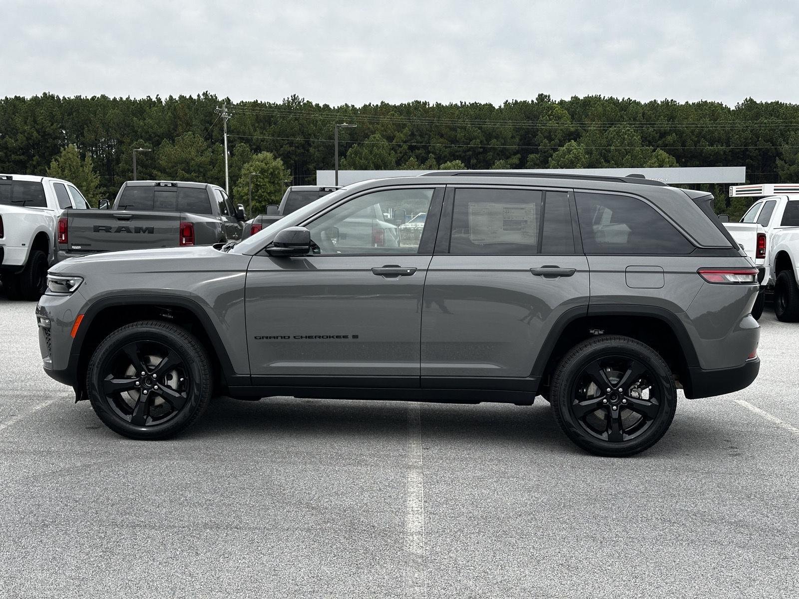 New 2027 Sting-Gray Clear-Coat Paint Jeep Limited image 5