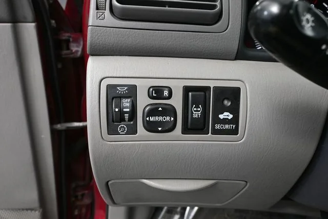 Used 2005 Red Toyota LE image 26
