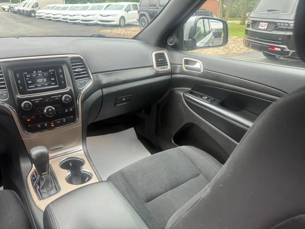 Used 2017 Billet Silver Metallic Clearcoat Jeep Laredo image 35